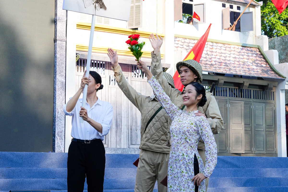 Xuc dong hinh anh tai hien doan quan tien ve Ha Noi nam 1954-Hinh-12