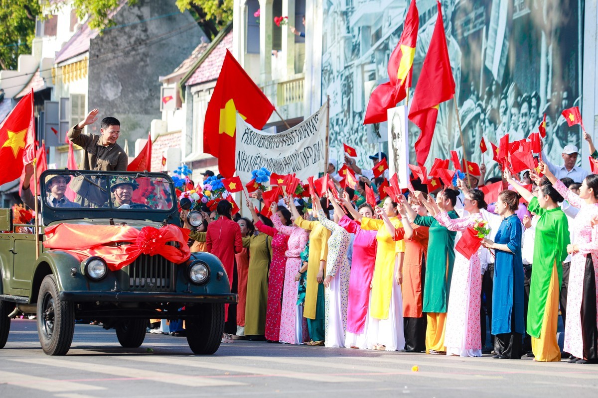 Xuc dong hinh anh tai hien doan quan tien ve Ha Noi nam 1954-Hinh-4