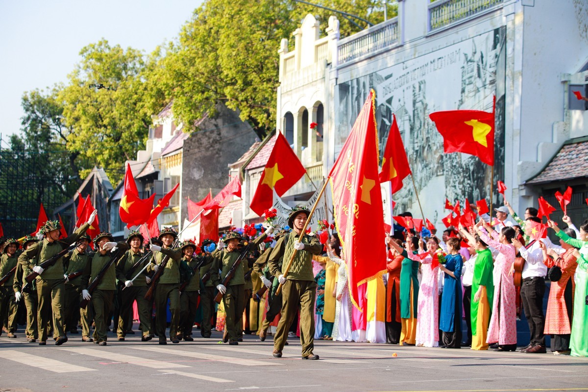 View - 	Xúc động hình ảnh tái hiện đoàn quân tiến về Hà Nội năm 1954 