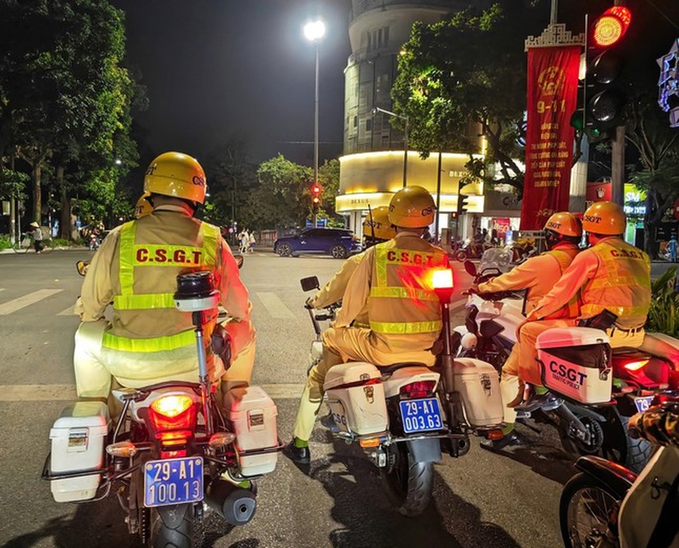 CSGT phoi hop luc luong hoa trang xu ly 'quai xe' o Ha Noi-Hinh-4