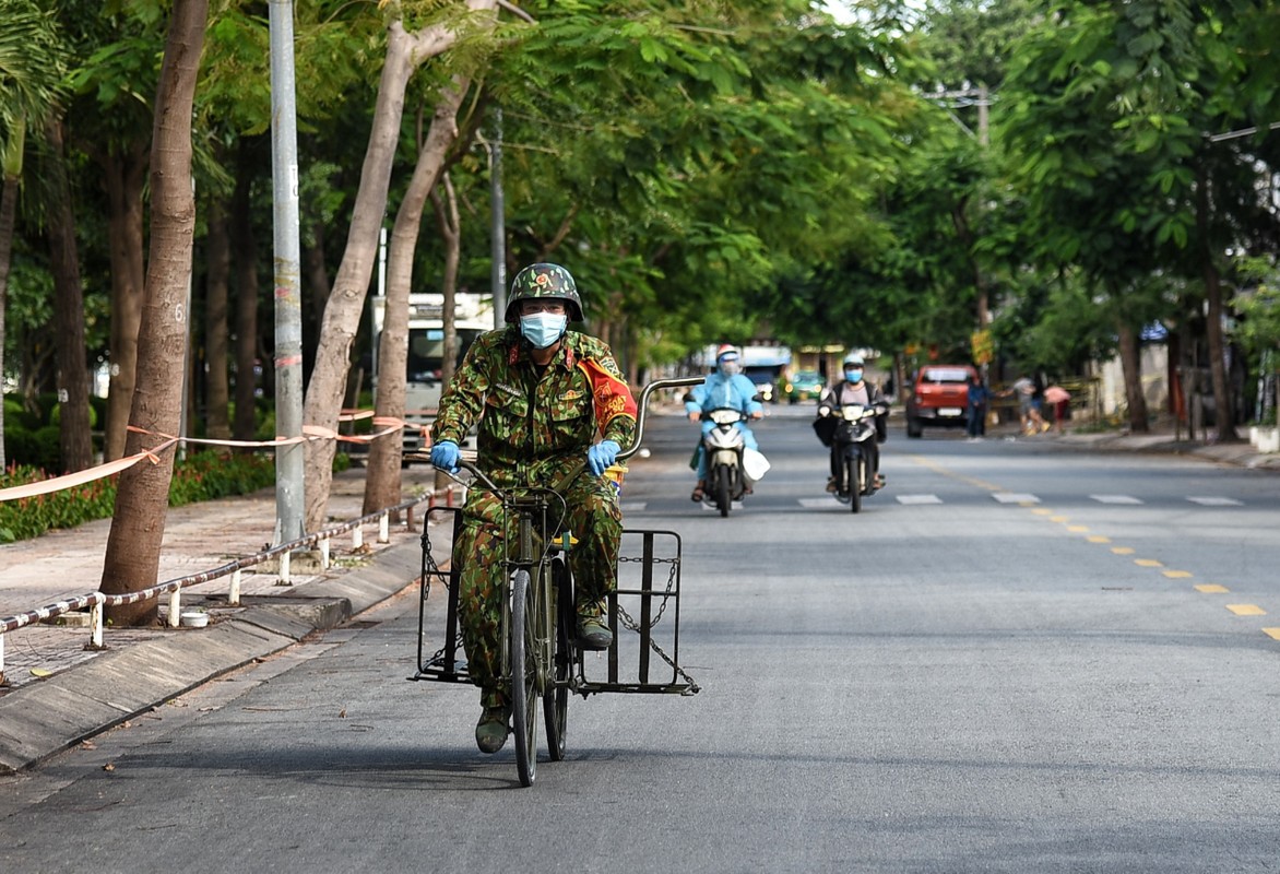 Chien si Su doan 5 dung xe tho dua thuc pham vao ngo hem TP.HCM-Hinh-9