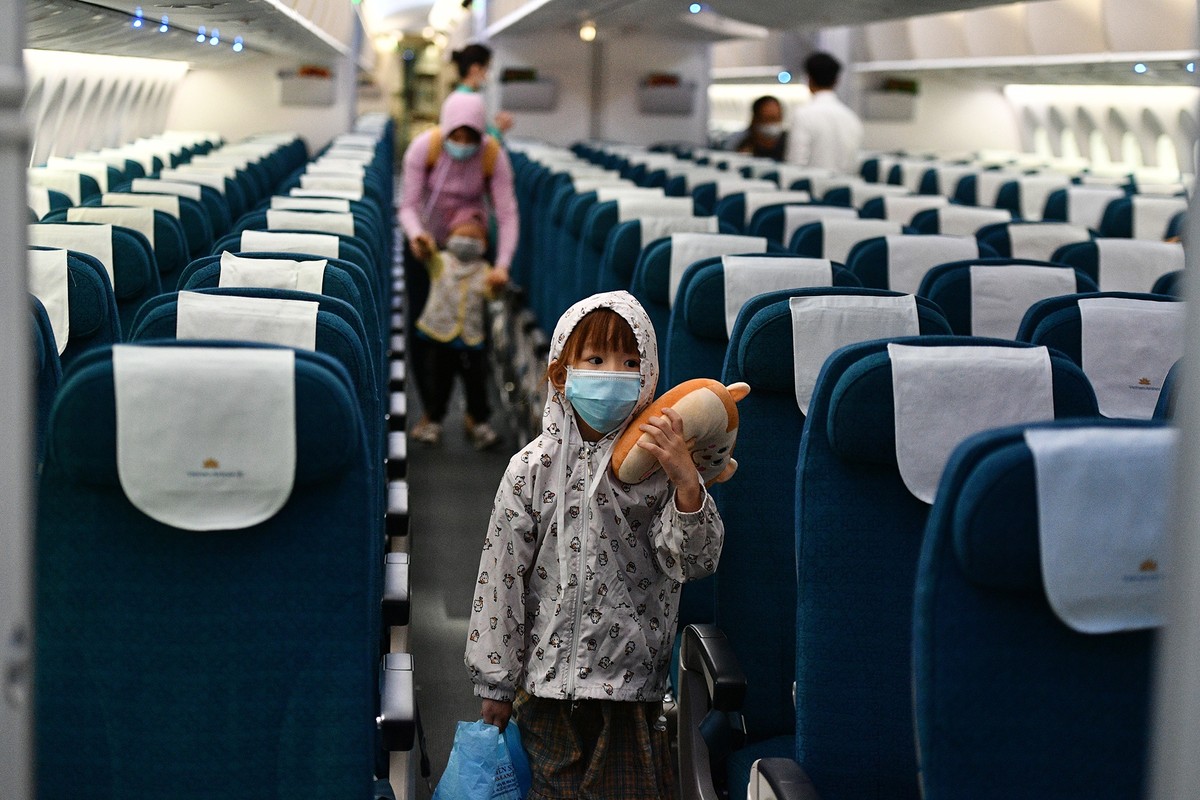 Xuat hien tre em tren chuyen bay tu TP HCM ve Ha Noi