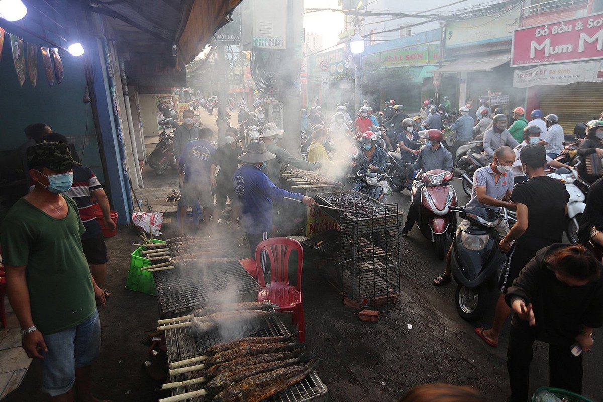 Pho ca loc nuong lon nhat TP.HCM ngay via Than Tai-Hinh-12