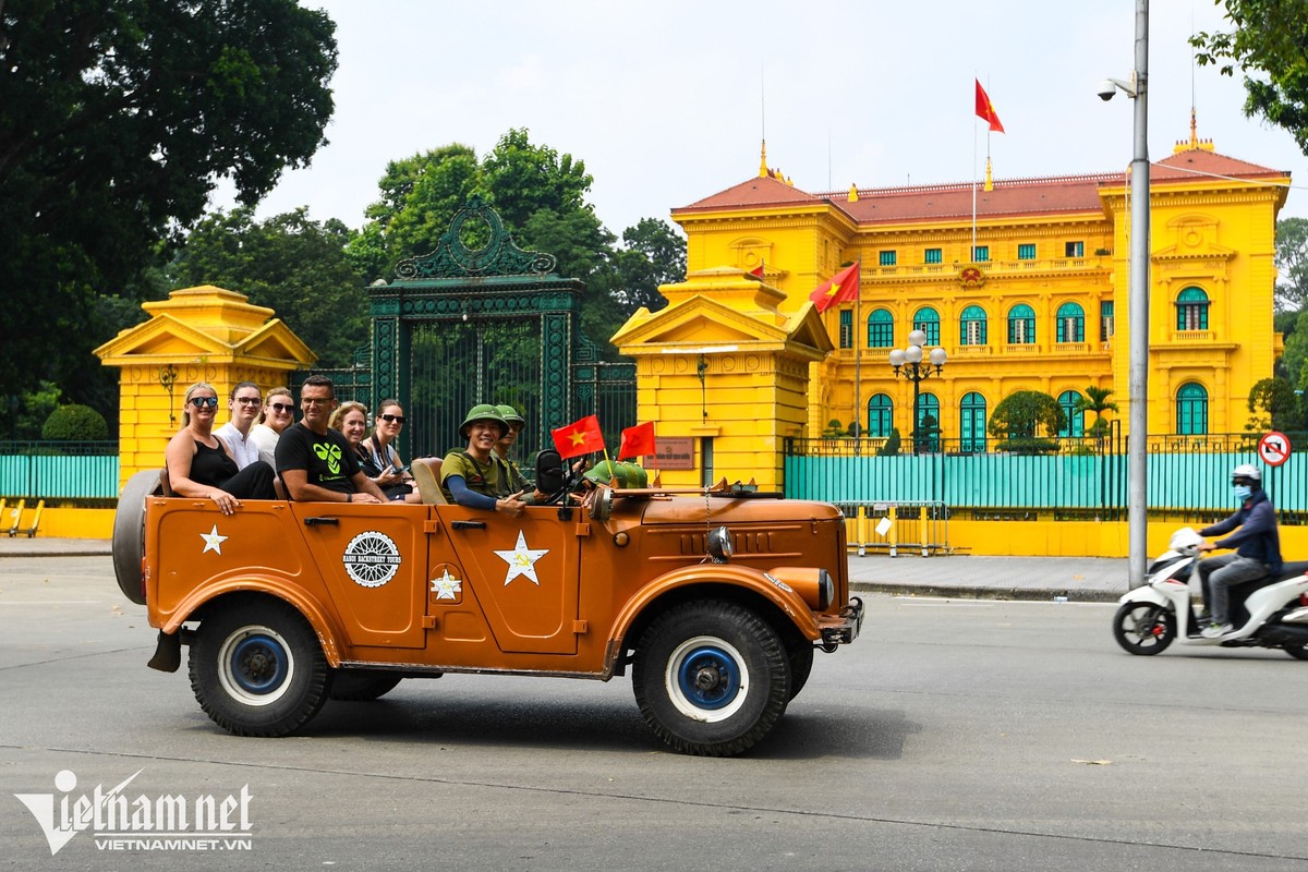 Ha Noi, TP HCM tran ngap du khach quoc te sau dai dich Covid-19-Hinh-7