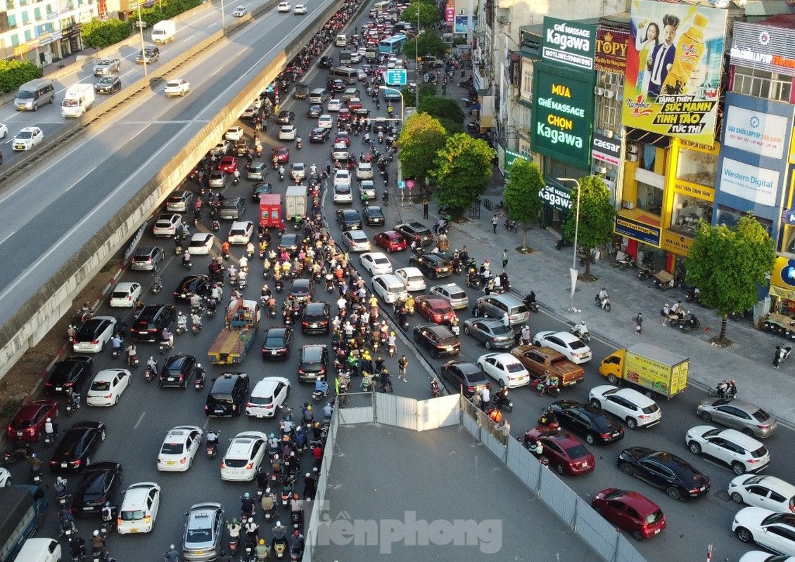 Het phep, cong truong quay rao duong Nguyen Xien van ngon ngang gay un tac-Hinh-6