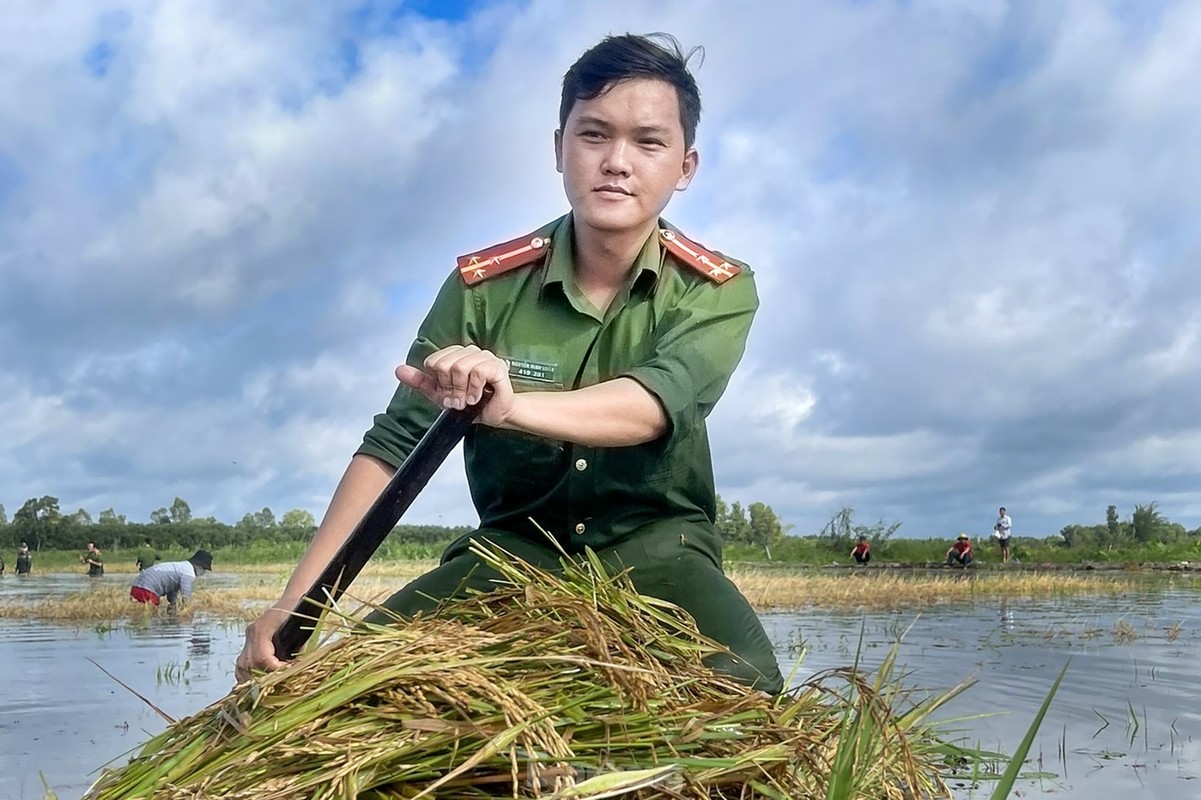 Hinh anh chien si ngam minh trong nuoc giup dan cuu lua-Hinh-3