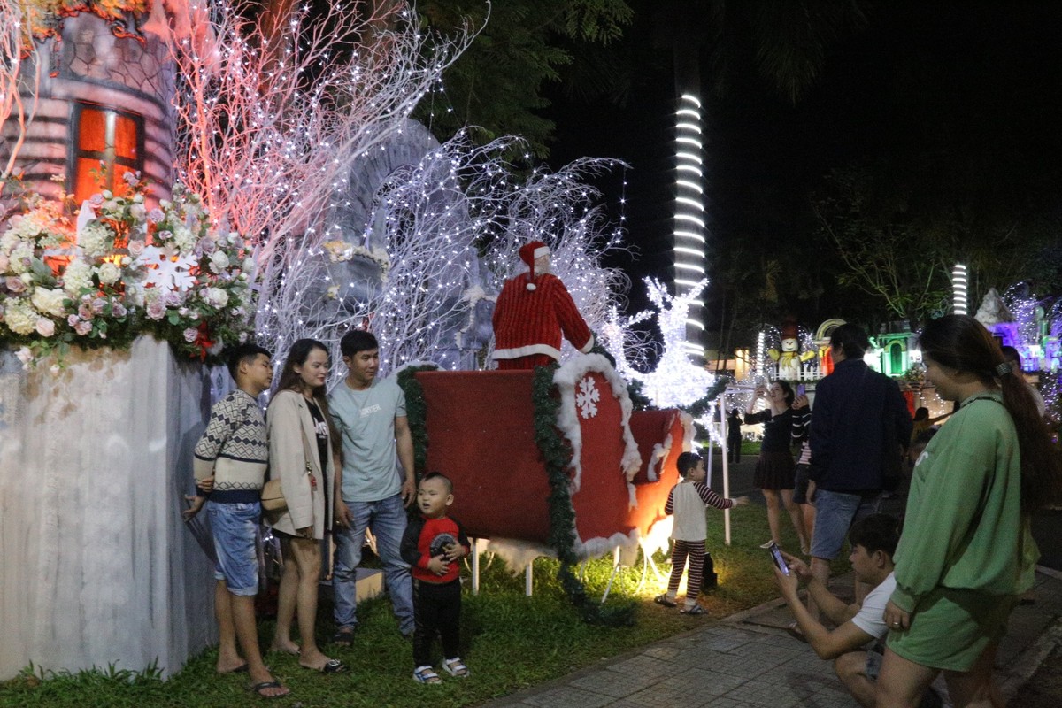 Ron rang khong khi Noel khap cac neo duong Da Nang-Hinh-20