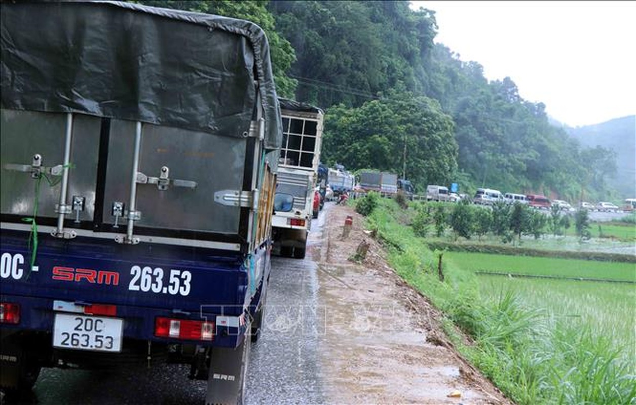 Tac duong keo dai hang km do sat lo dat, da tai Bac Kan-Hinh-3