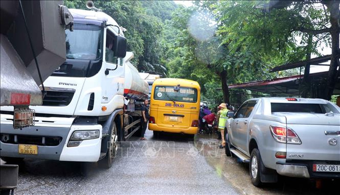 Tac duong keo dai hang km do sat lo dat, da tai Bac Kan-Hinh-4