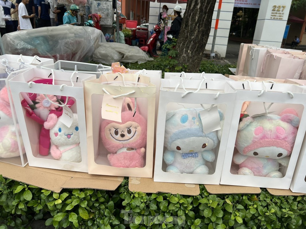 Hoa, qua ha gia 'ngong' khach trong ngay Valentine-Hinh-3