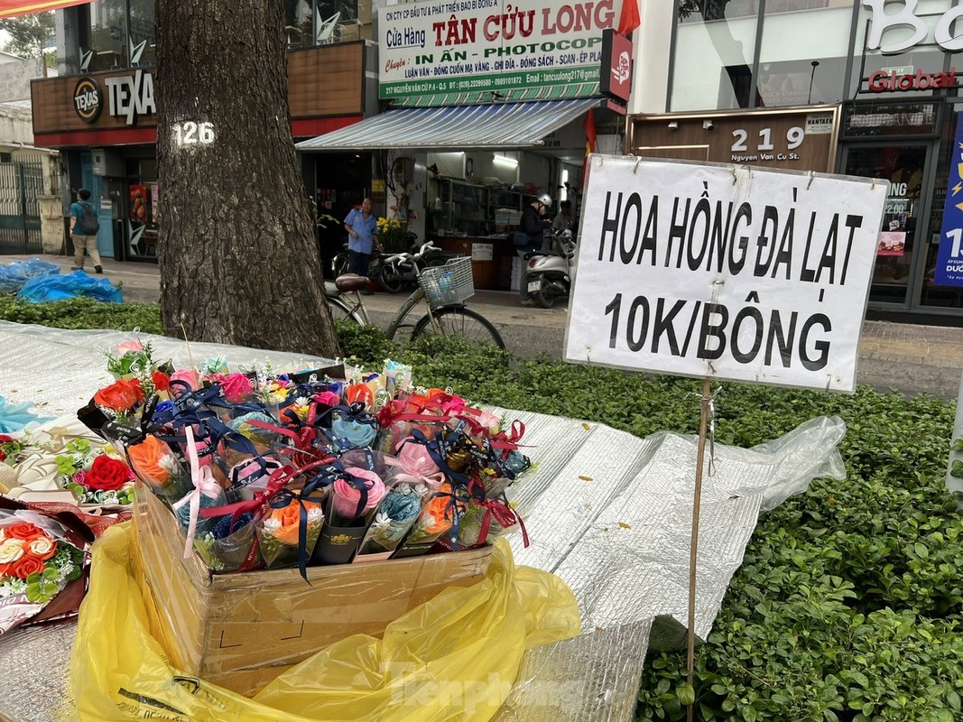 Hoa, qua ha gia 'ngong' khach trong ngay Valentine-Hinh-4