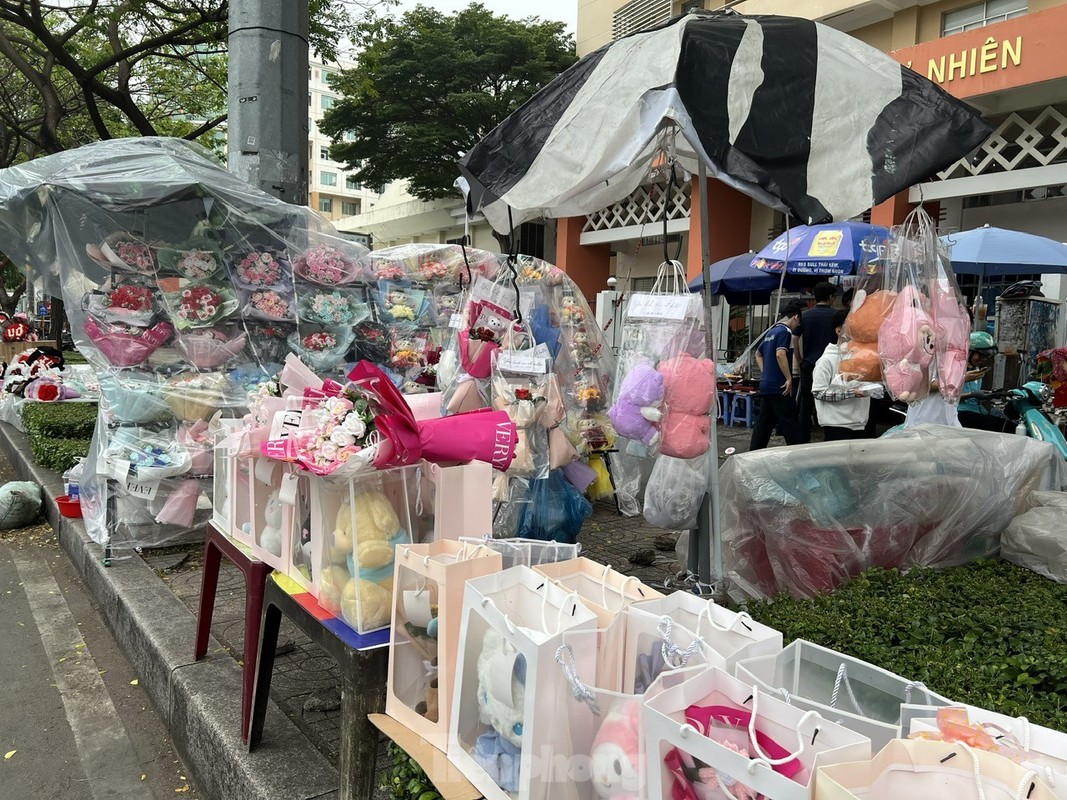 Hoa, qua ha gia 'ngong' khach trong ngay Valentine