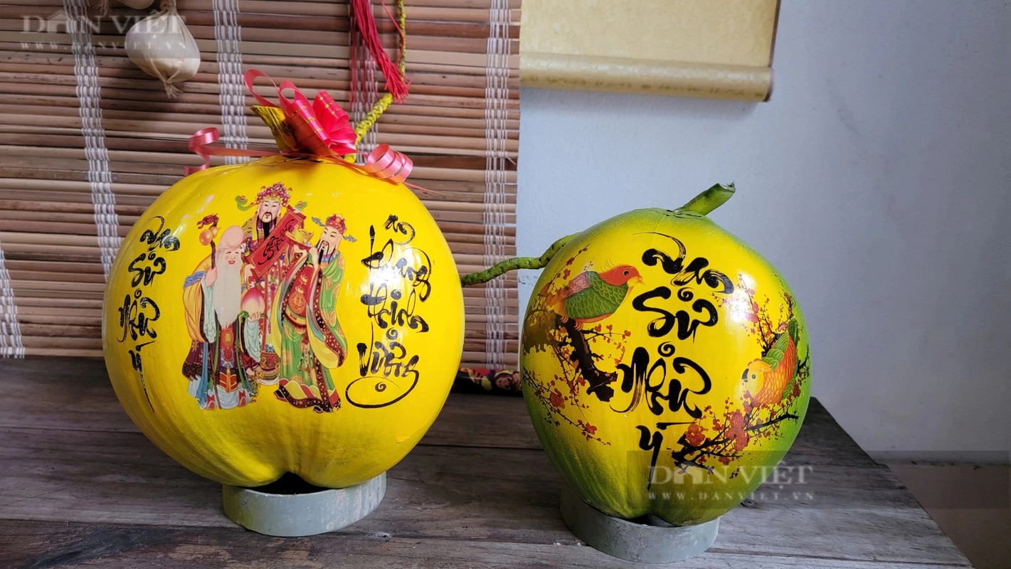 View - 	Vẽ tranh viết thư pháp trên trái dừa, dưa hấu bán đắt như tôm