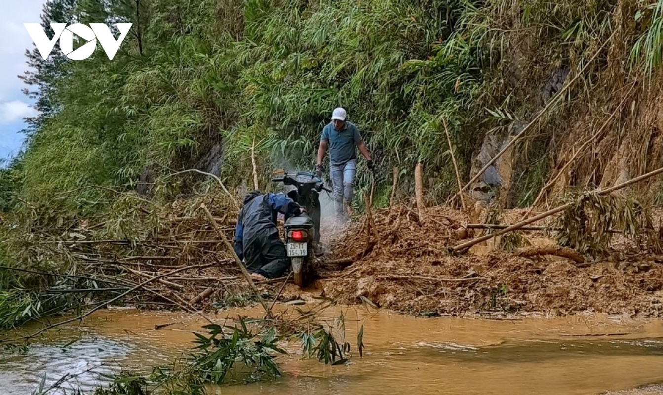 Mua lon gay sat lo quoc lo 32 di Mu Cang Chai, Yen Bai-Hinh-2