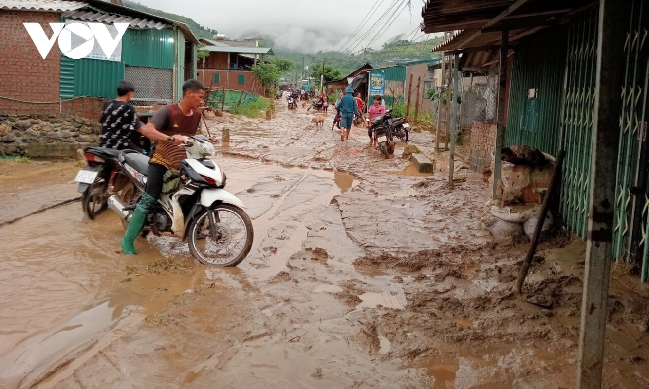 Mua lon gay sat lo quoc lo 32 di Mu Cang Chai, Yen Bai-Hinh-3