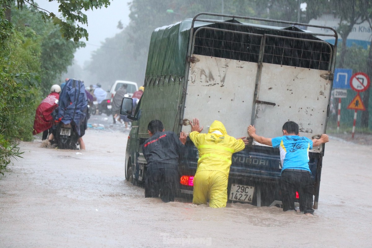 View - 	Hà Nội mưa lớn kéo dài Đại lộ Thăng Long ngập như sông