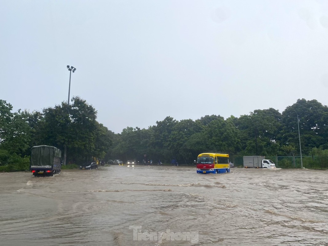 View - 	Hà Nội mưa lớn kéo dài Đại lộ Thăng Long ngập như sông