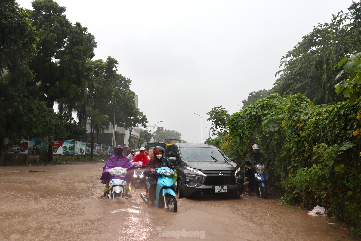 View - 	Hà Nội mưa lớn kéo dài Đại lộ Thăng Long ngập như sông