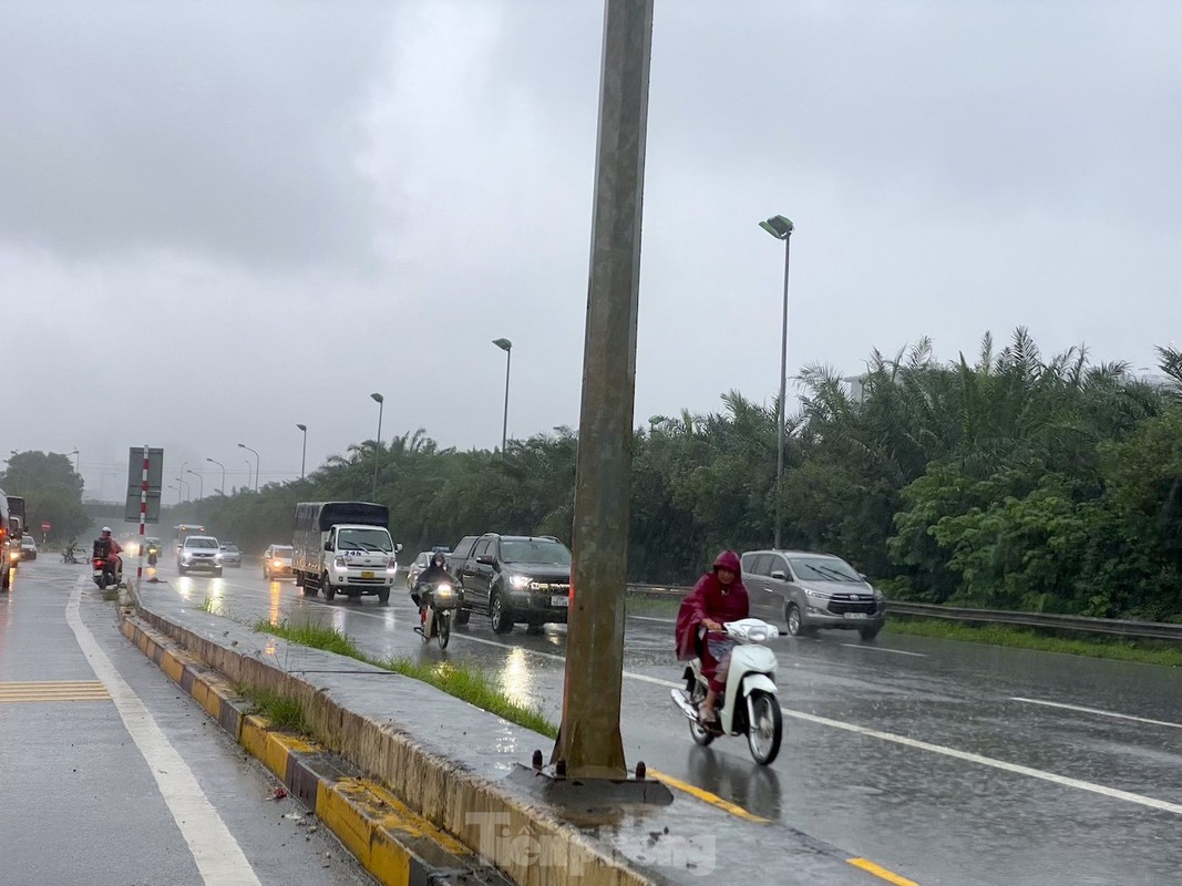 View - 	Hà Nội mưa lớn kéo dài Đại lộ Thăng Long ngập như sông