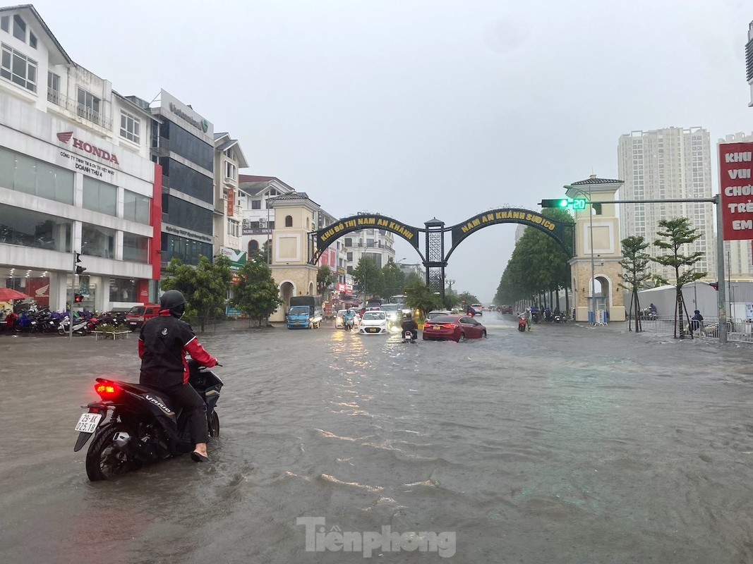 View - 	Hà Nội mưa lớn kéo dài Đại lộ Thăng Long ngập như sông