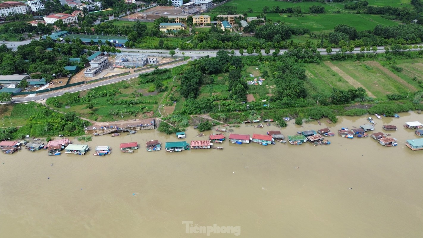 View - 	Cuộc sống xóm vạn chài đảo lộn khi Thủy điện Hòa Bình xả lũ