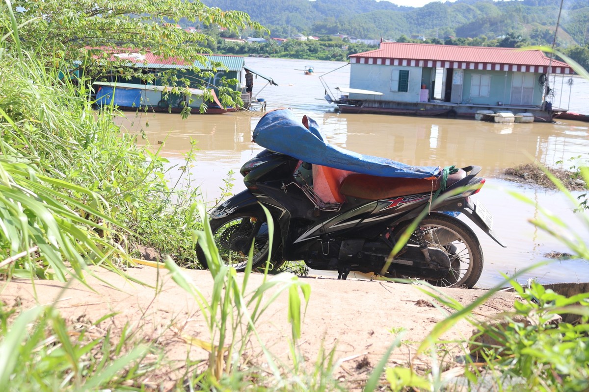 View - 	Cuộc sống xóm vạn chài đảo lộn khi Thủy điện Hòa Bình xả lũ