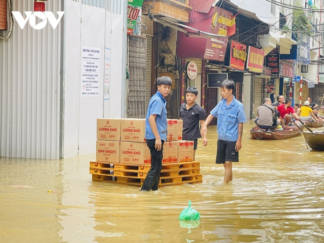 View - 	Cuộc sống người dân Hà Nội vùng ngoài đê Chèo thuyền để đi lại