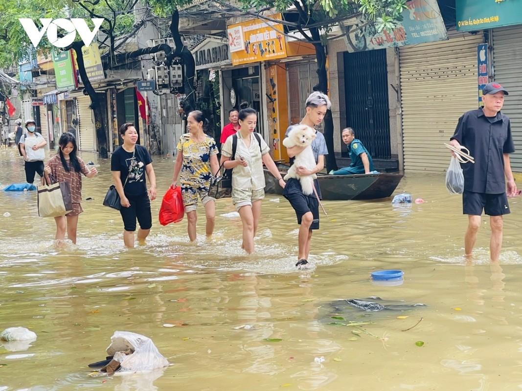 View - 	Cuộc sống người dân Hà Nội vùng ngoài đê Chèo thuyền để đi lại