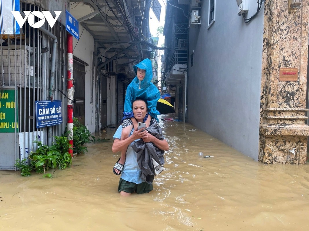 Cuoc song nguoi dan Ha Noi vung ngoai de: Cheo thuyen de di lai-Hinh-16