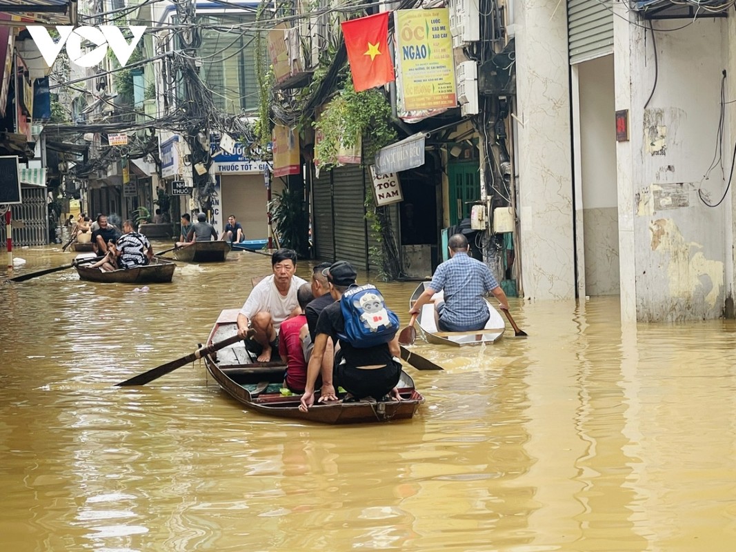 View - 	Cuộc sống người dân Hà Nội vùng ngoài đê Chèo thuyền để đi lại