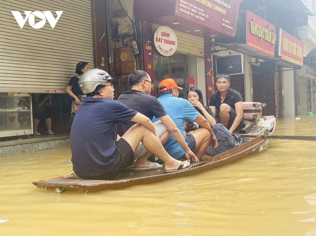 View - 	Cuộc sống người dân Hà Nội vùng ngoài đê Chèo thuyền để đi lại