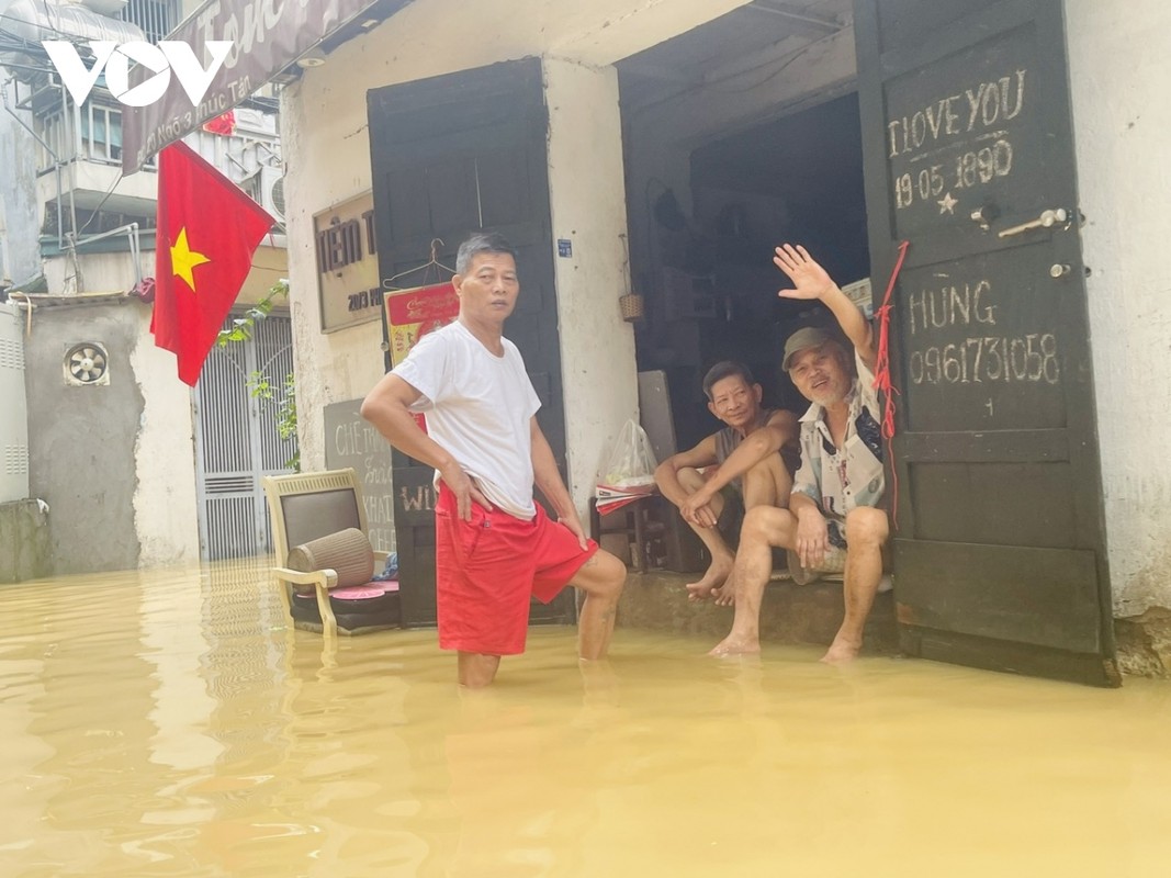 View - 	Cuộc sống người dân Hà Nội vùng ngoài đê Chèo thuyền để đi lại