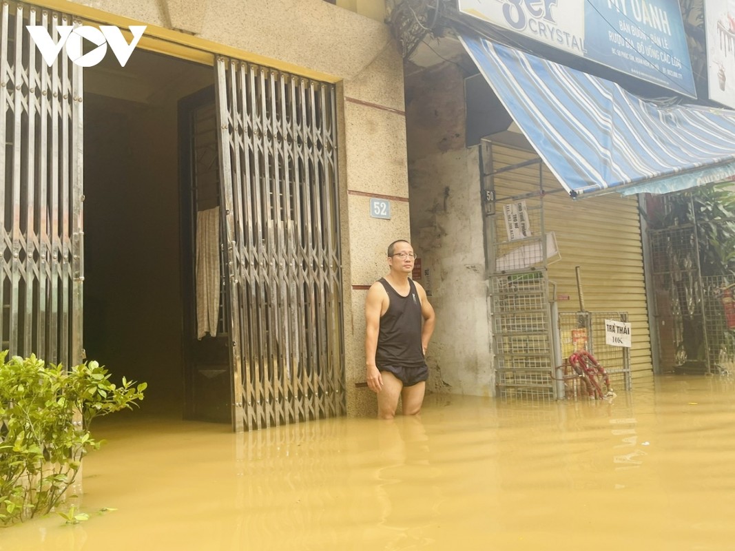 View - 	Cuộc sống người dân Hà Nội vùng ngoài đê Chèo thuyền để đi lại