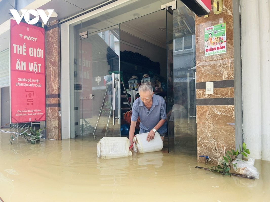 View - 	Cuộc sống người dân Hà Nội vùng ngoài đê Chèo thuyền để đi lại