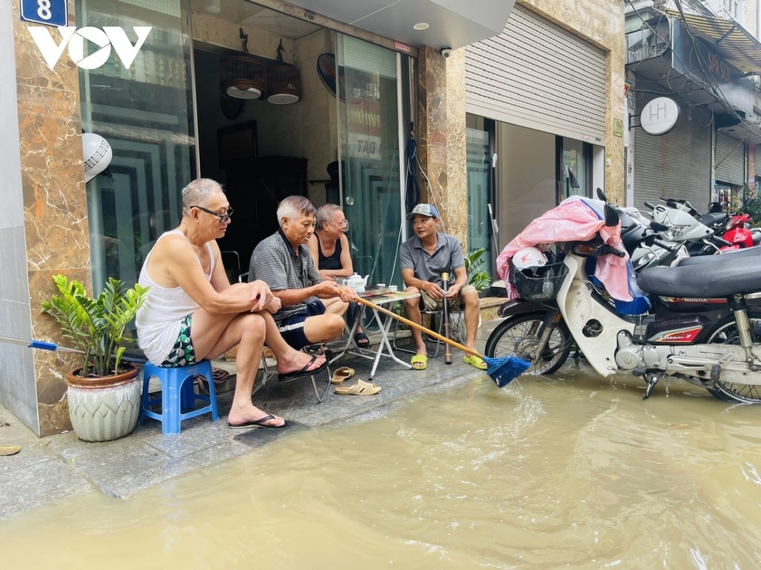 View - 	Cuộc sống người dân Hà Nội vùng ngoài đê Chèo thuyền để đi lại