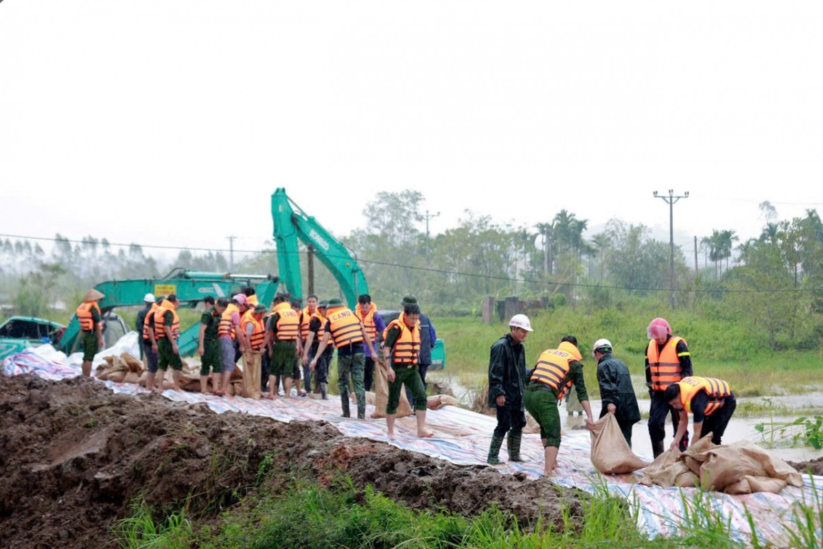 View - 	Hình ảnh đẹp của các chiến sĩ công an cứu người trong bão lũ