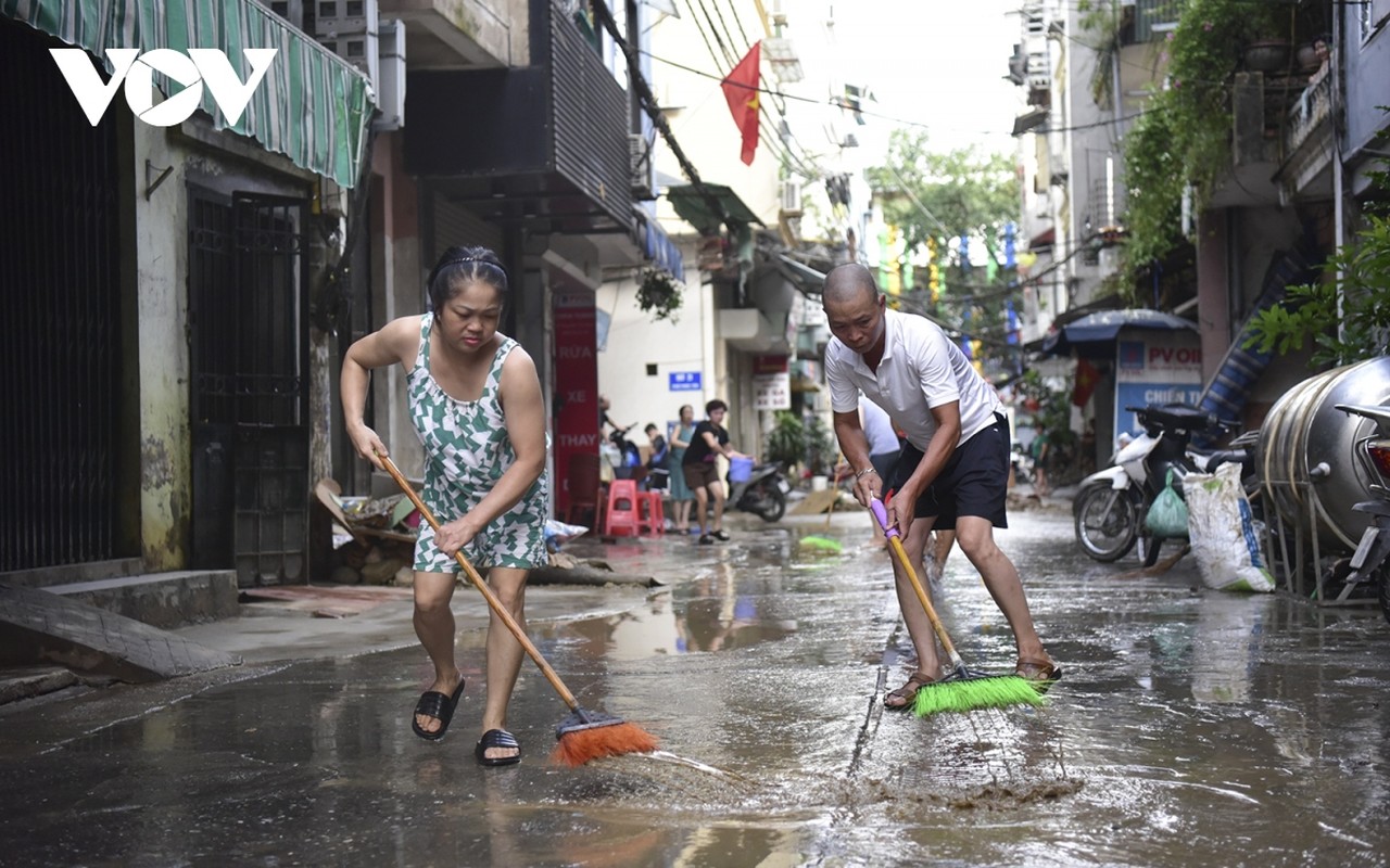 View - 	Nước rút người dân bãi sông Hồng hối hả dọn vệ sinh 