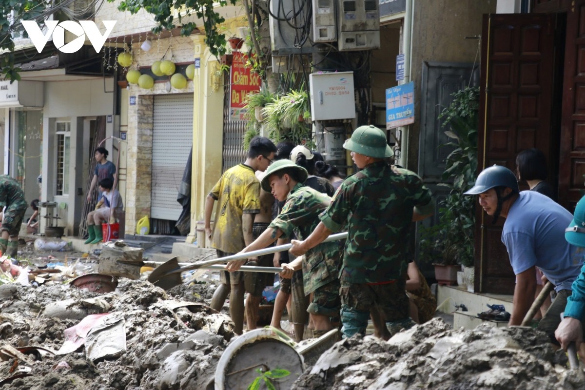 View - 	TP Yên Bái ngập trong bùn rác phải mất cả tuần để dọn dẹp