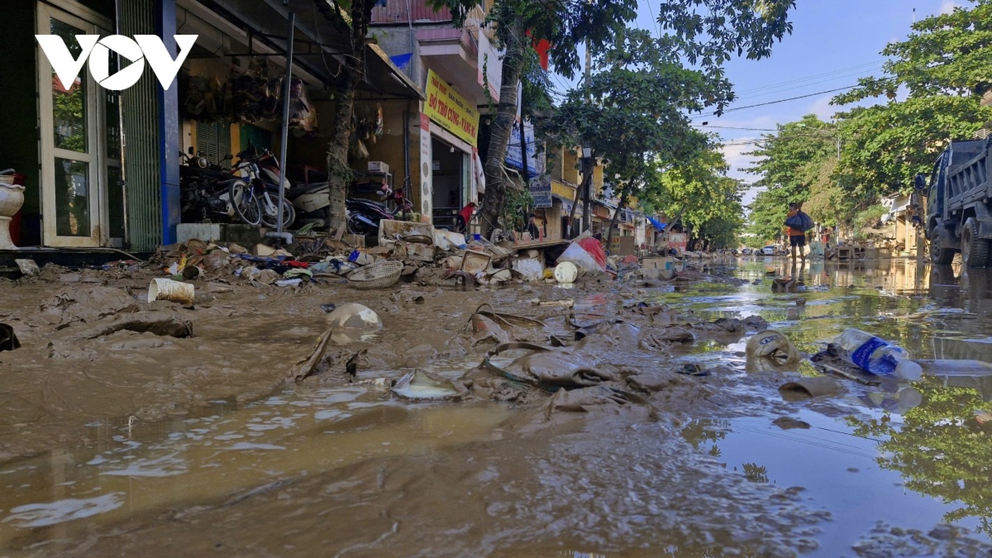 TP Yen Bai ngap trong bun rac, phai mat ca tuan de don dep-Hinh-3