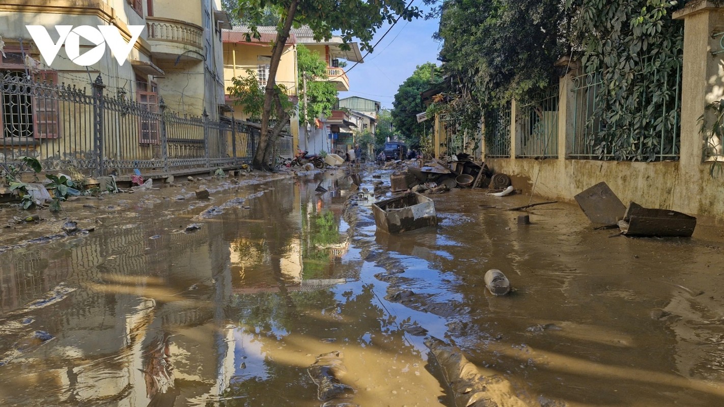 View - 	TP Yên Bái ngập trong bùn rác phải mất cả tuần để dọn dẹp