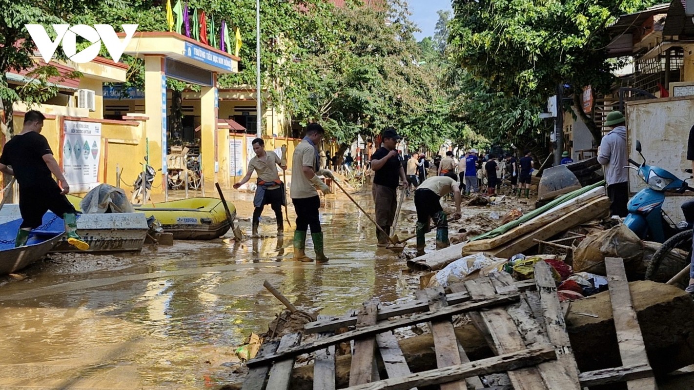 TP Yen Bai ngap trong bun rac, phai mat ca tuan de don dep