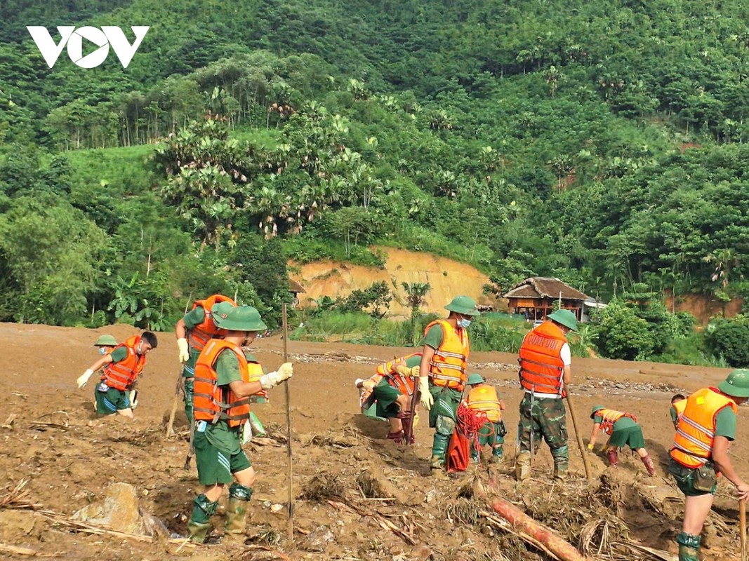 Bo doi, cong an dam minh trong bun dat tim kiem nan nhan o Lang Nu-Hinh-2