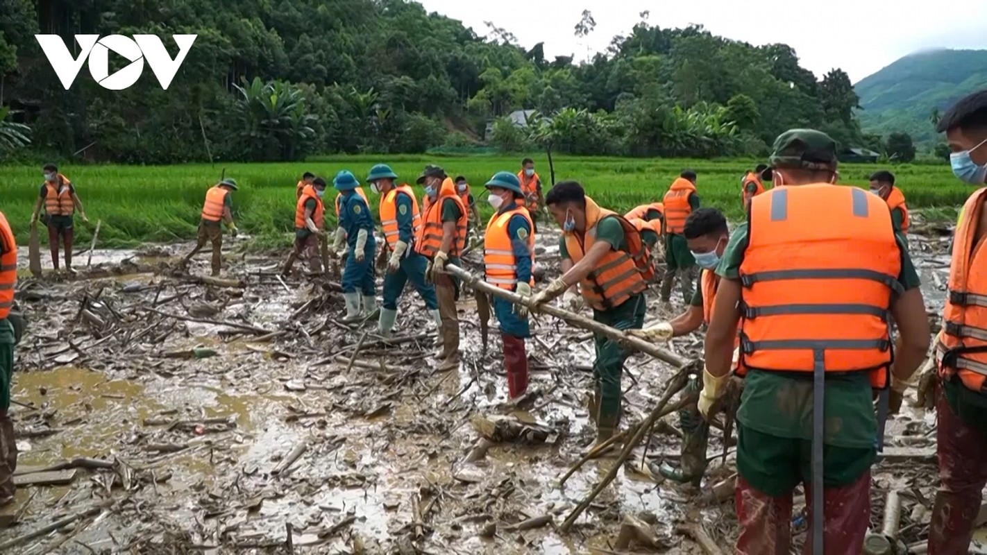 View - 	Bộ đội công an dầm mình trong bùn tìm kiếm nạn nhân ở Làng Nủ