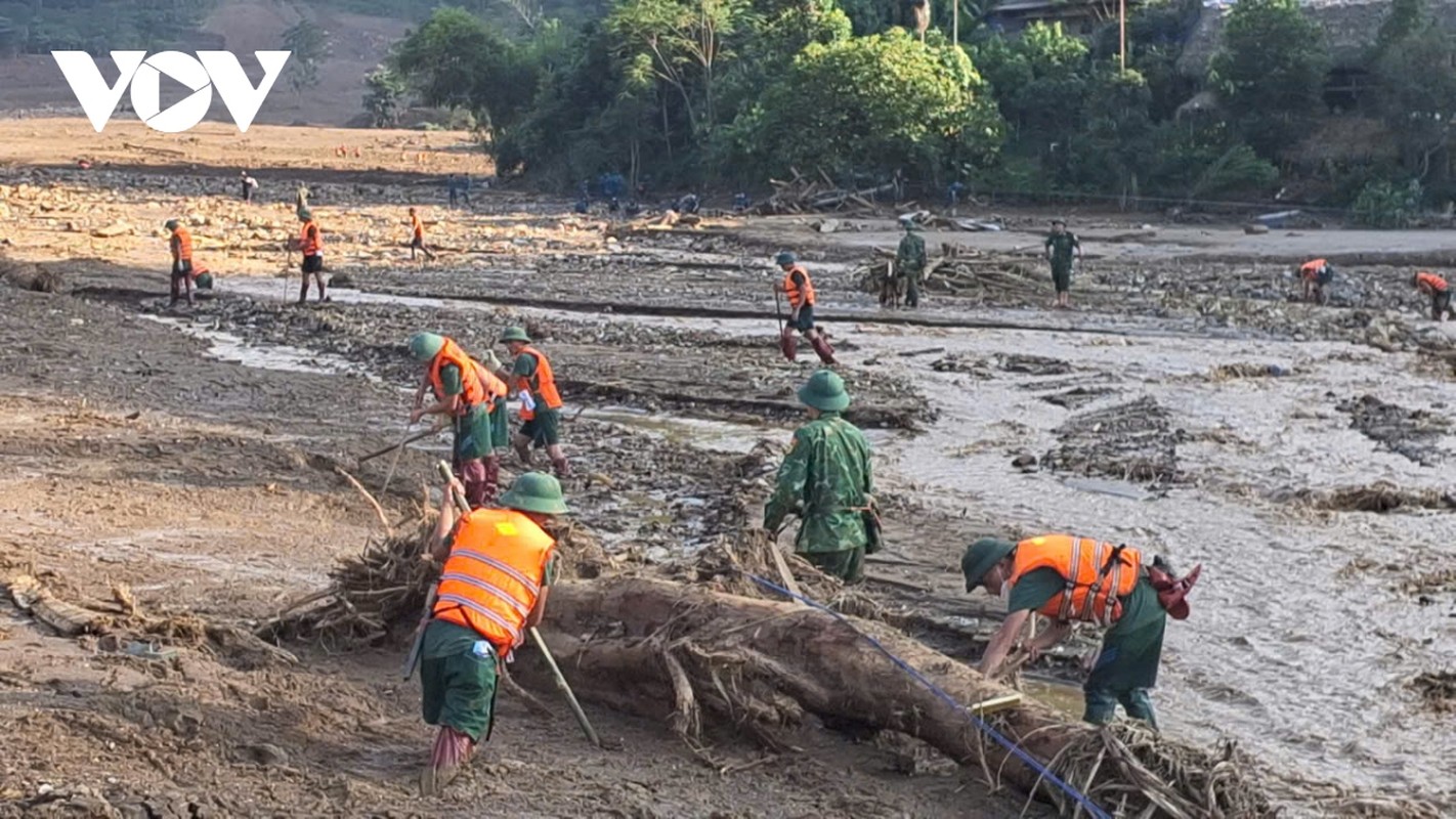 Bo doi, cong an dam minh trong bun dat tim kiem nan nhan o Lang Nu-Hinh-5