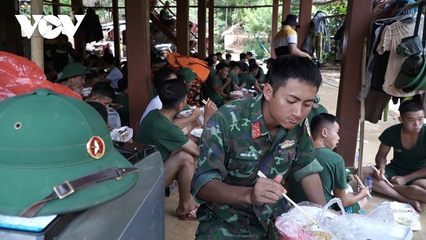 Bo doi, cong an dam minh trong bun dat tim kiem nan nhan o Lang Nu-Hinh-6