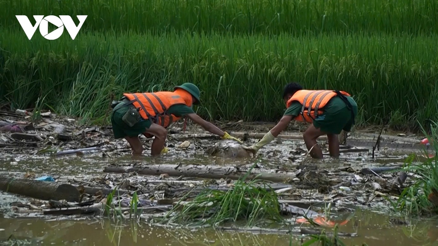 View - 	Bộ đội công an dầm mình trong bùn tìm kiếm nạn nhân ở Làng Nủ