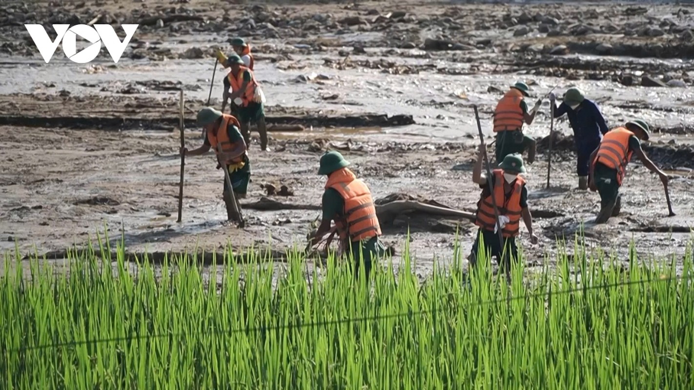 View - 	Bộ đội công an dầm mình trong bùn tìm kiếm nạn nhân ở Làng Nủ