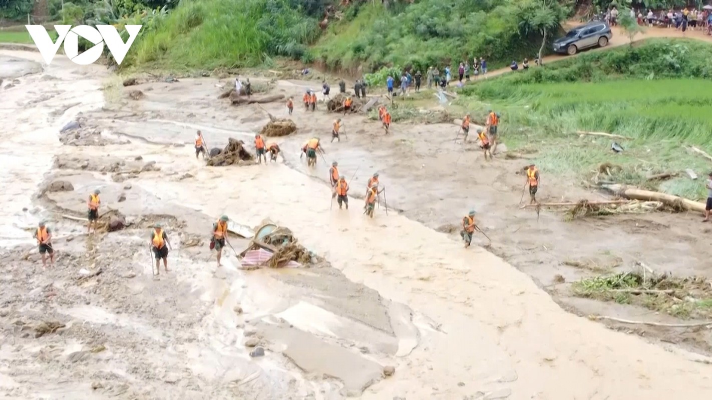 View - 	Bộ đội công an dầm mình trong bùn tìm kiếm nạn nhân ở Làng Nủ