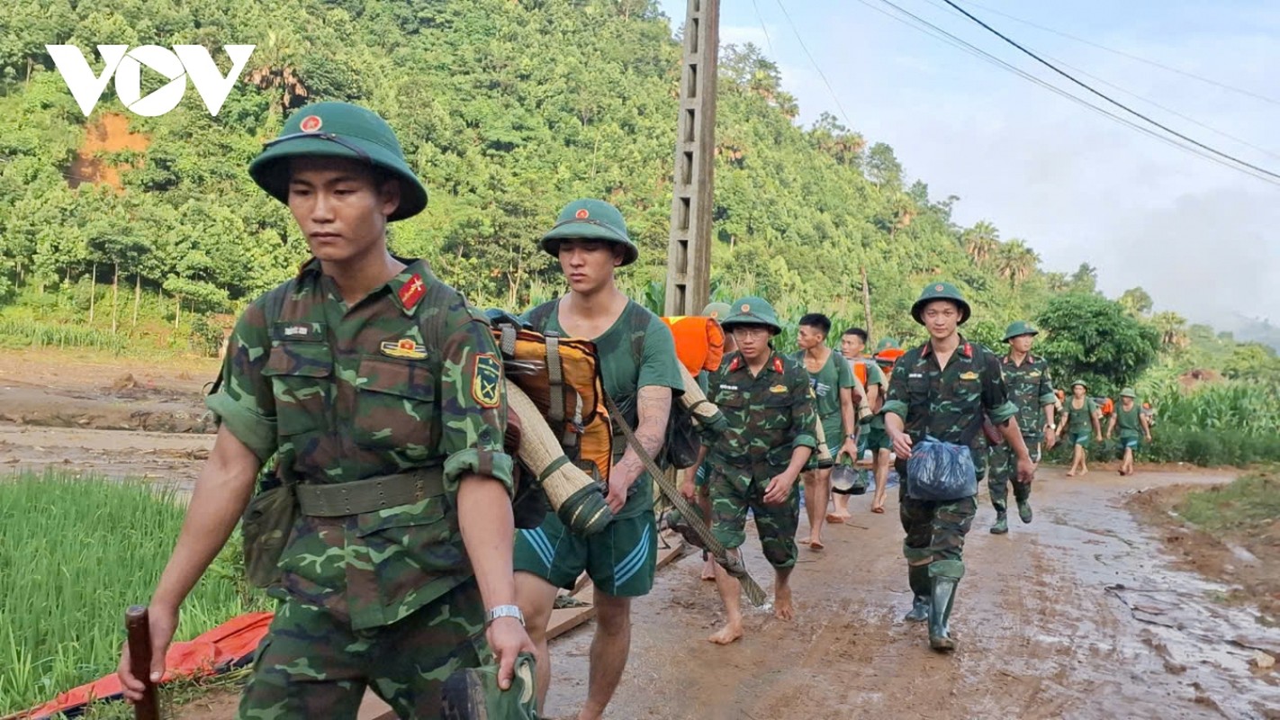 View - 	Bộ đội công an dầm mình trong bùn tìm kiếm nạn nhân ở Làng Nủ