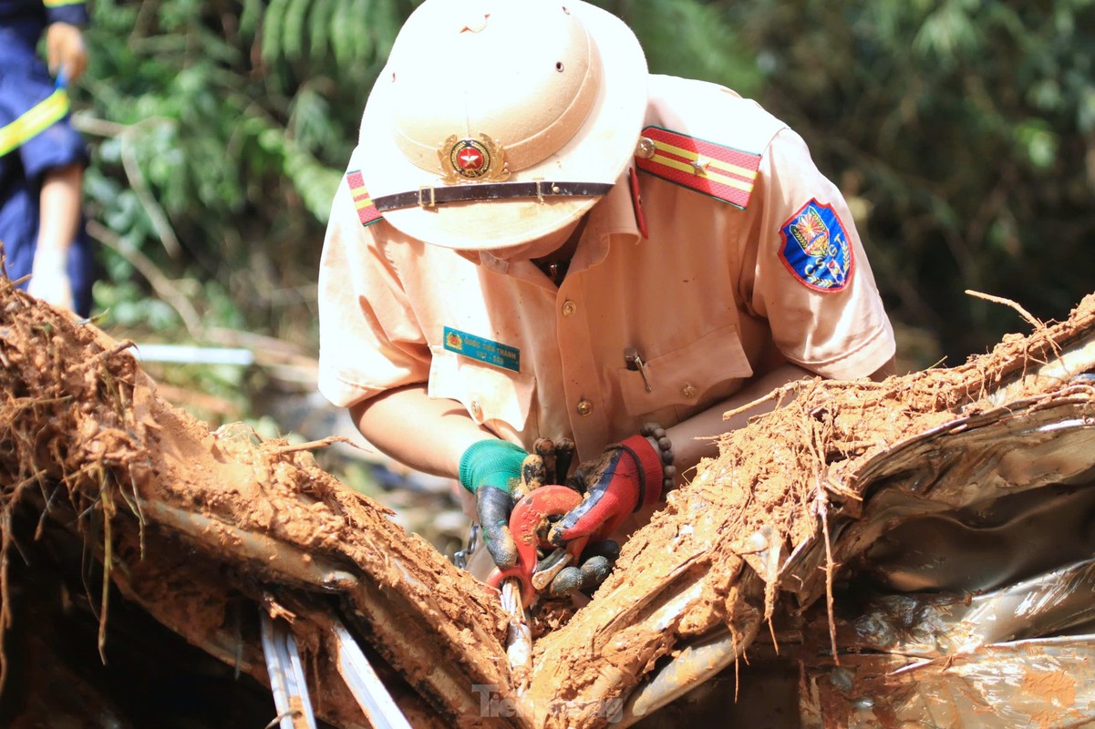 Cao Bang: Toan canh truc vot xe khach bi cuon troi, 29 nguoi chet-Hinh-12